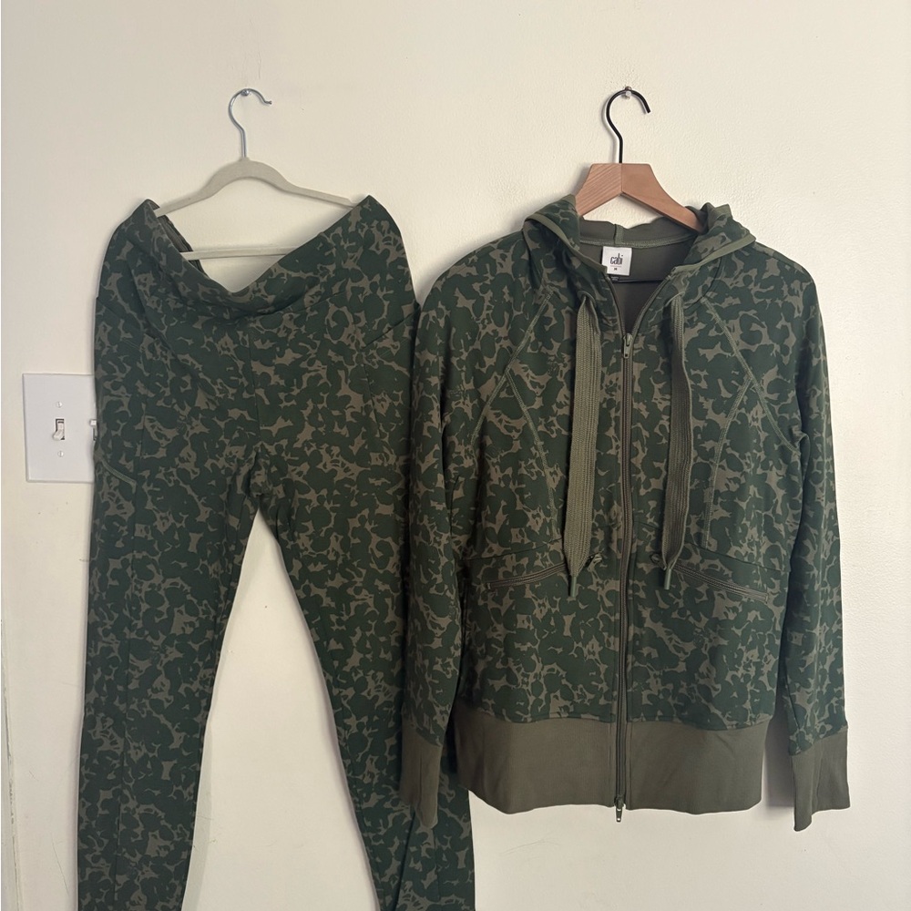 Cabi Green Camo Magnetic 6030 Women's Medium Marathon Jacket Leggings SET AC